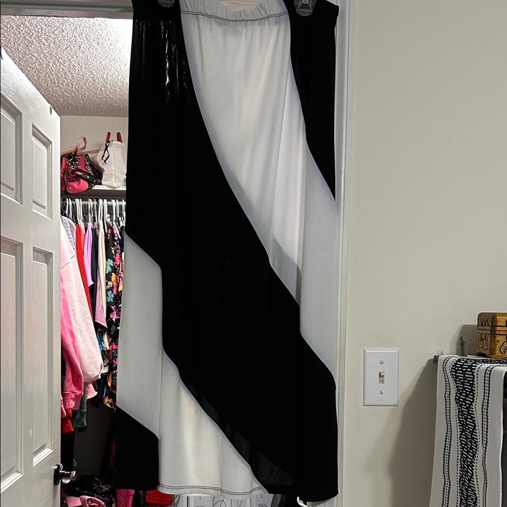 Chic Black and White Skirt — GENTLY USED!